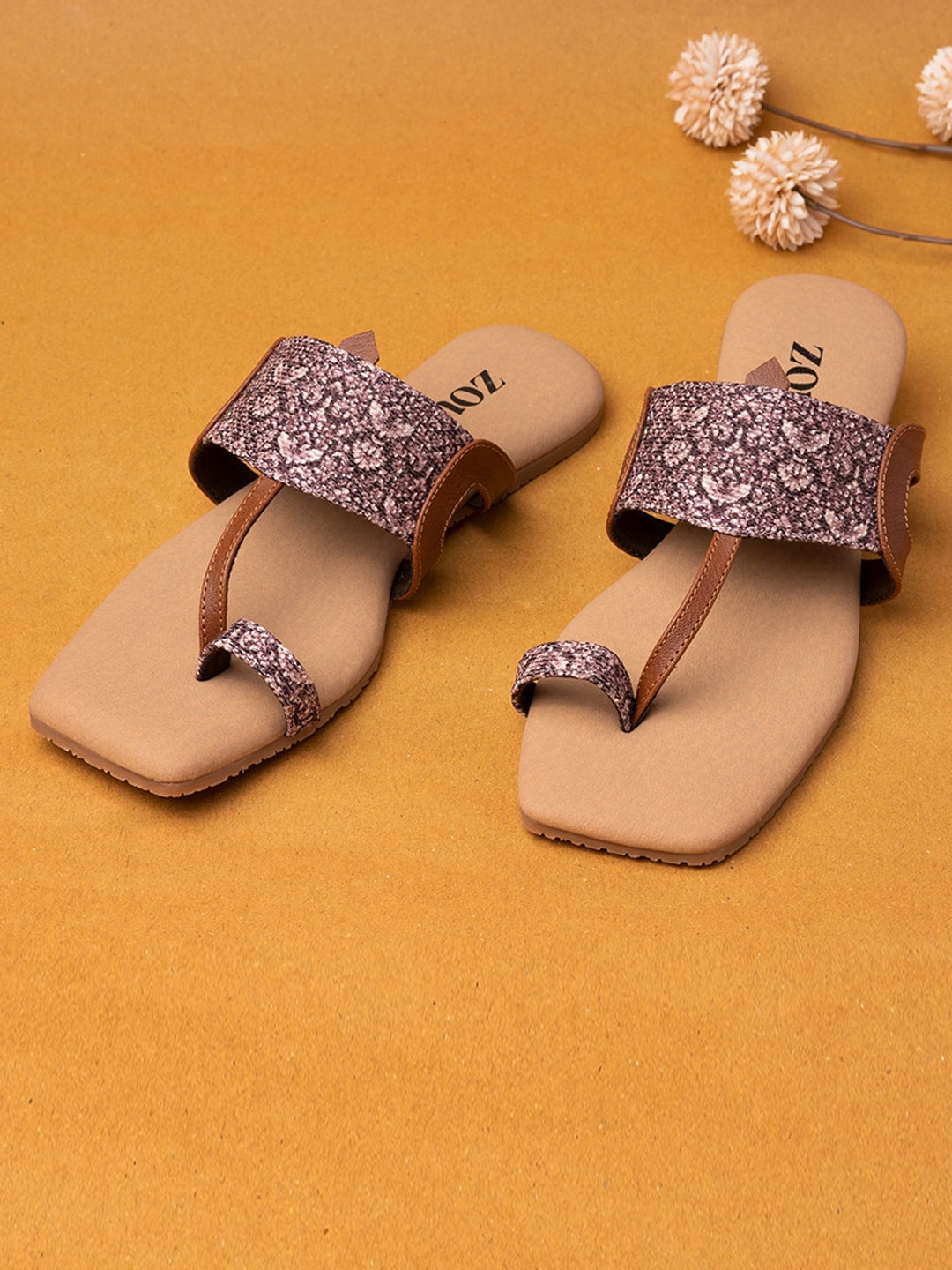 

ZOUK Women Mauve & Cream Floral Printed One Toe Kolhapuri Flats