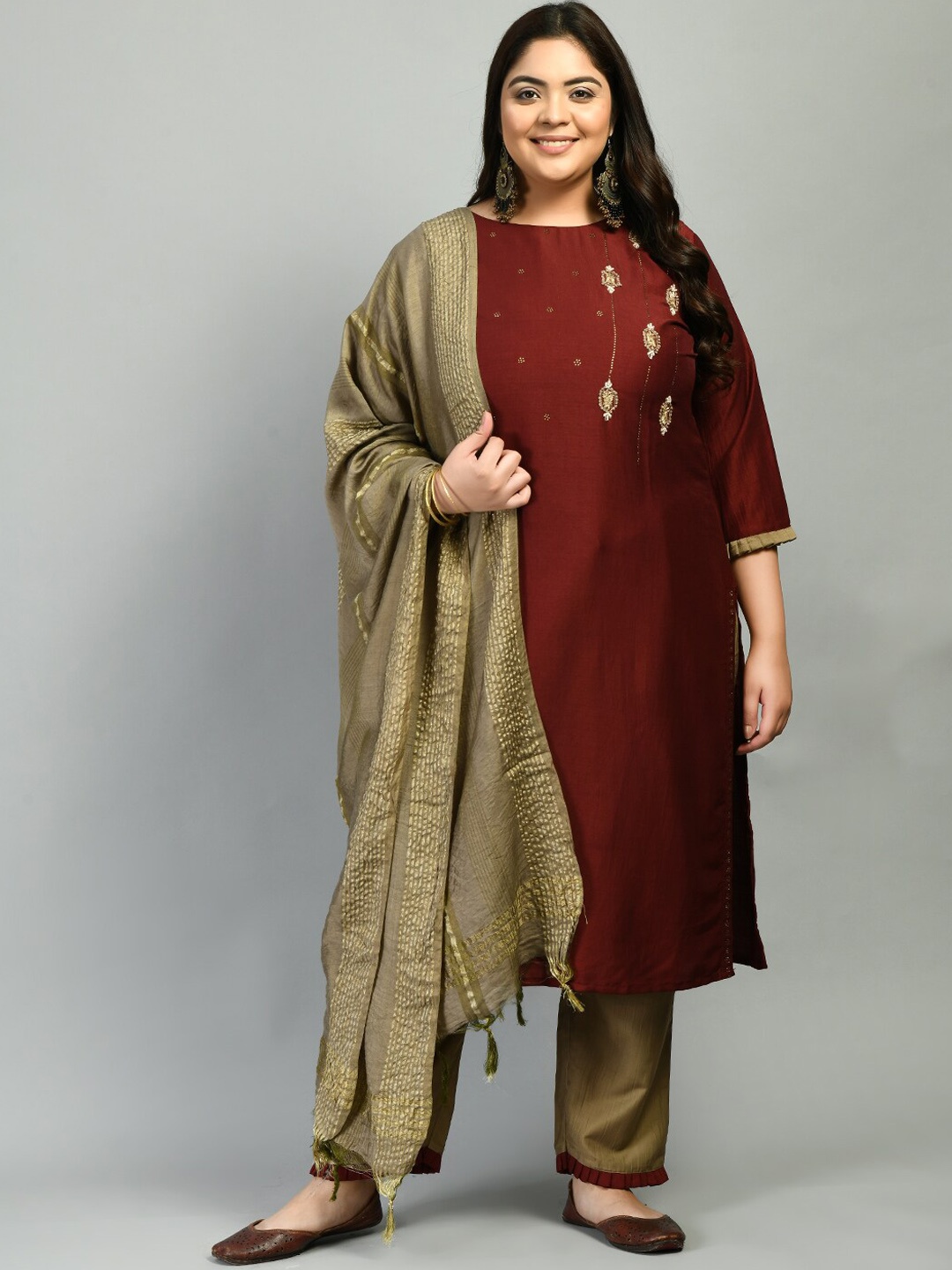 

PrettyPlus by Desinoor.com Floral Beads and Stones Kurta with Trousers & Dupatta, Maroon