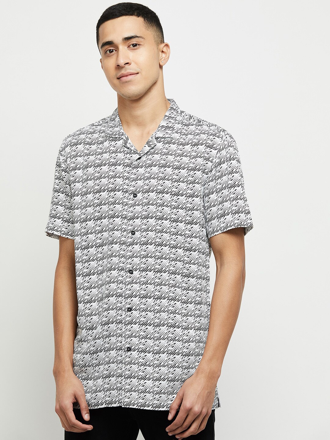 

max Men White Classic Printed Casual Shirt