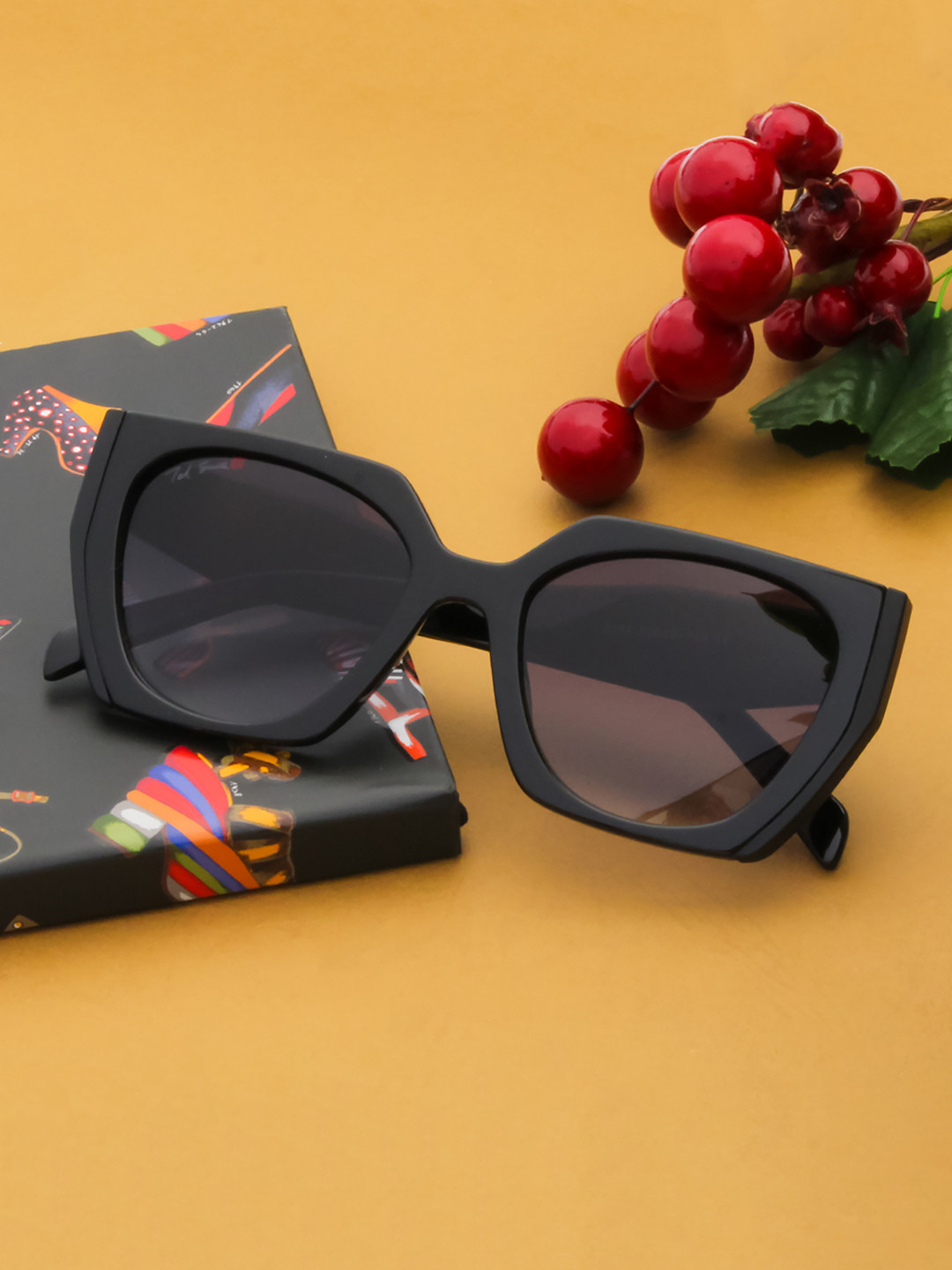 

Ted Smith Grey Lens & Black Square Sunglasses with UV Protected Lens PASSION2_C3-Grey