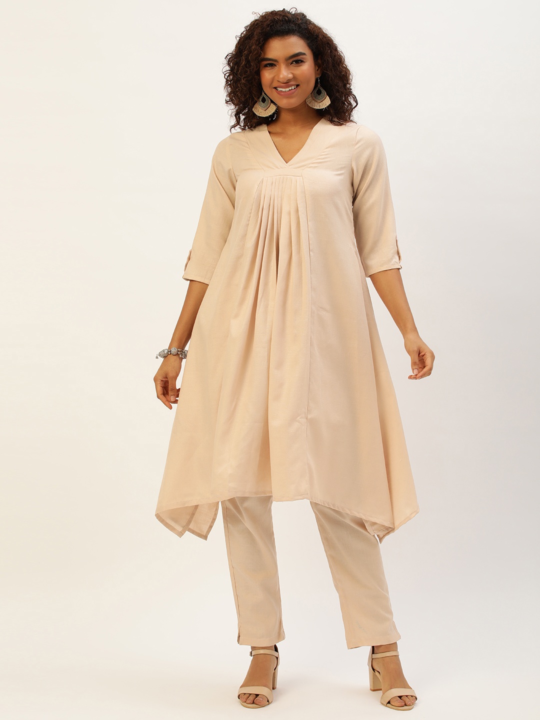 

Ethnovog Pleated V-Neck Kurta With Trousers, Pink