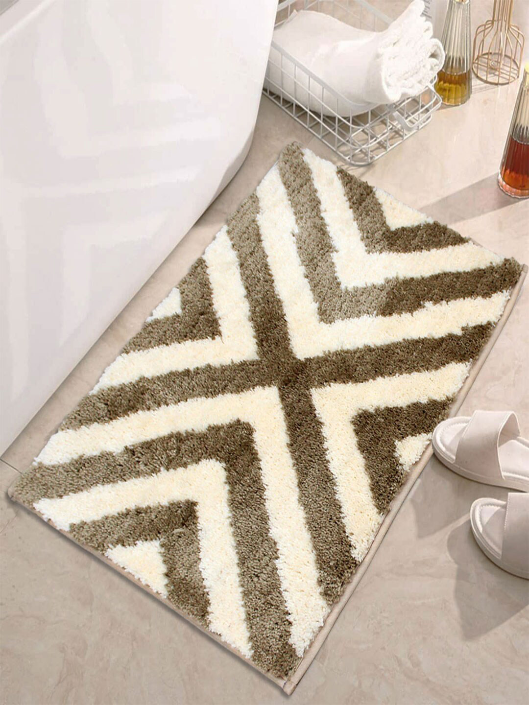 

LUXEHOME INTERNATIONAL Khaki Striped 1600 GSM Anti-Skid Bath Rugs