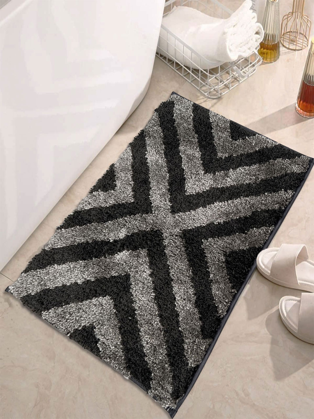 

LUXEHOME INTERNATIONAL Black Printed 1600 GSM Anti Skid Bath Rugs