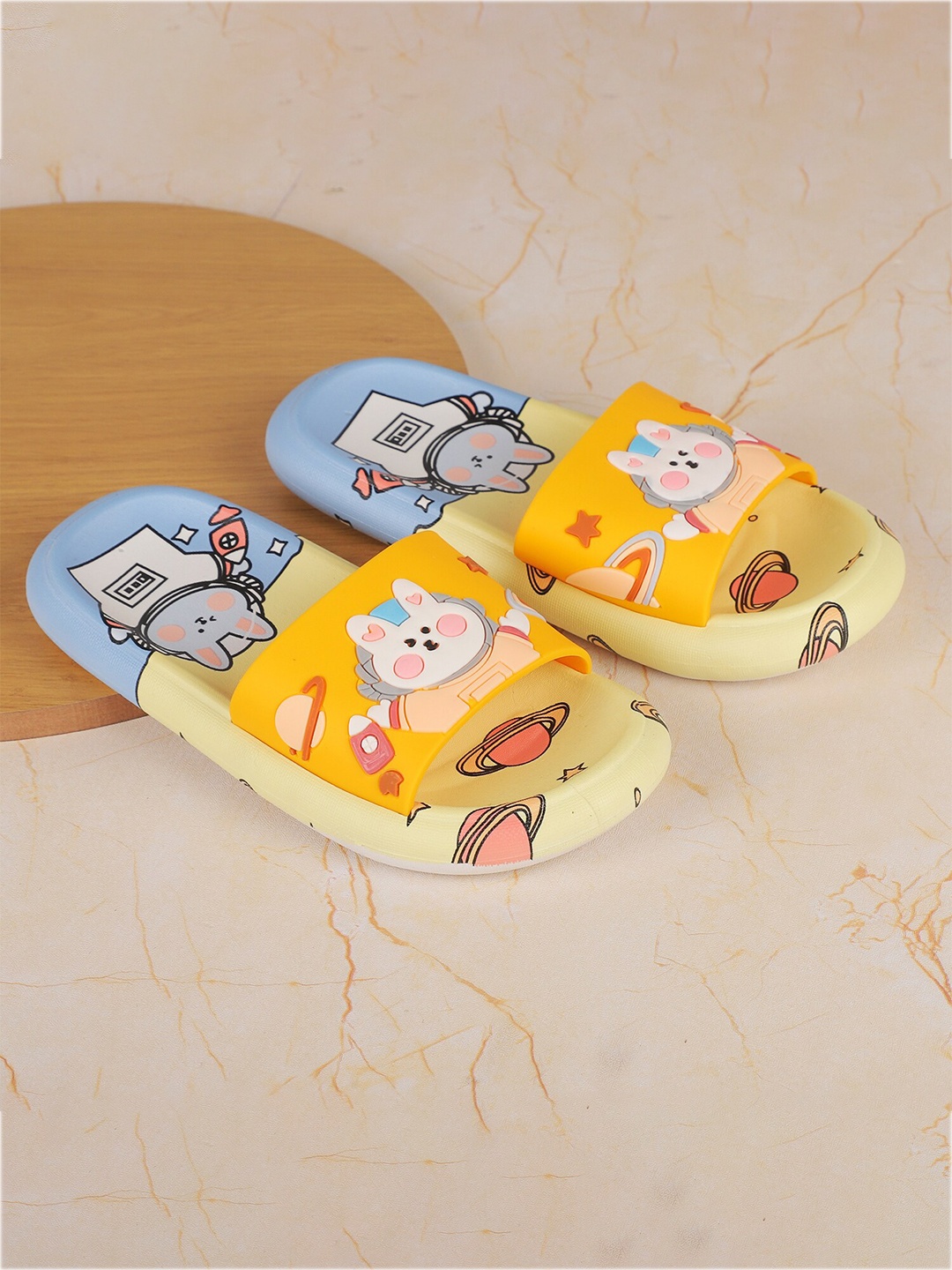 

FEETWELL SHOES Unisex Kids Blue & Yellow Printed Rubber Sliders