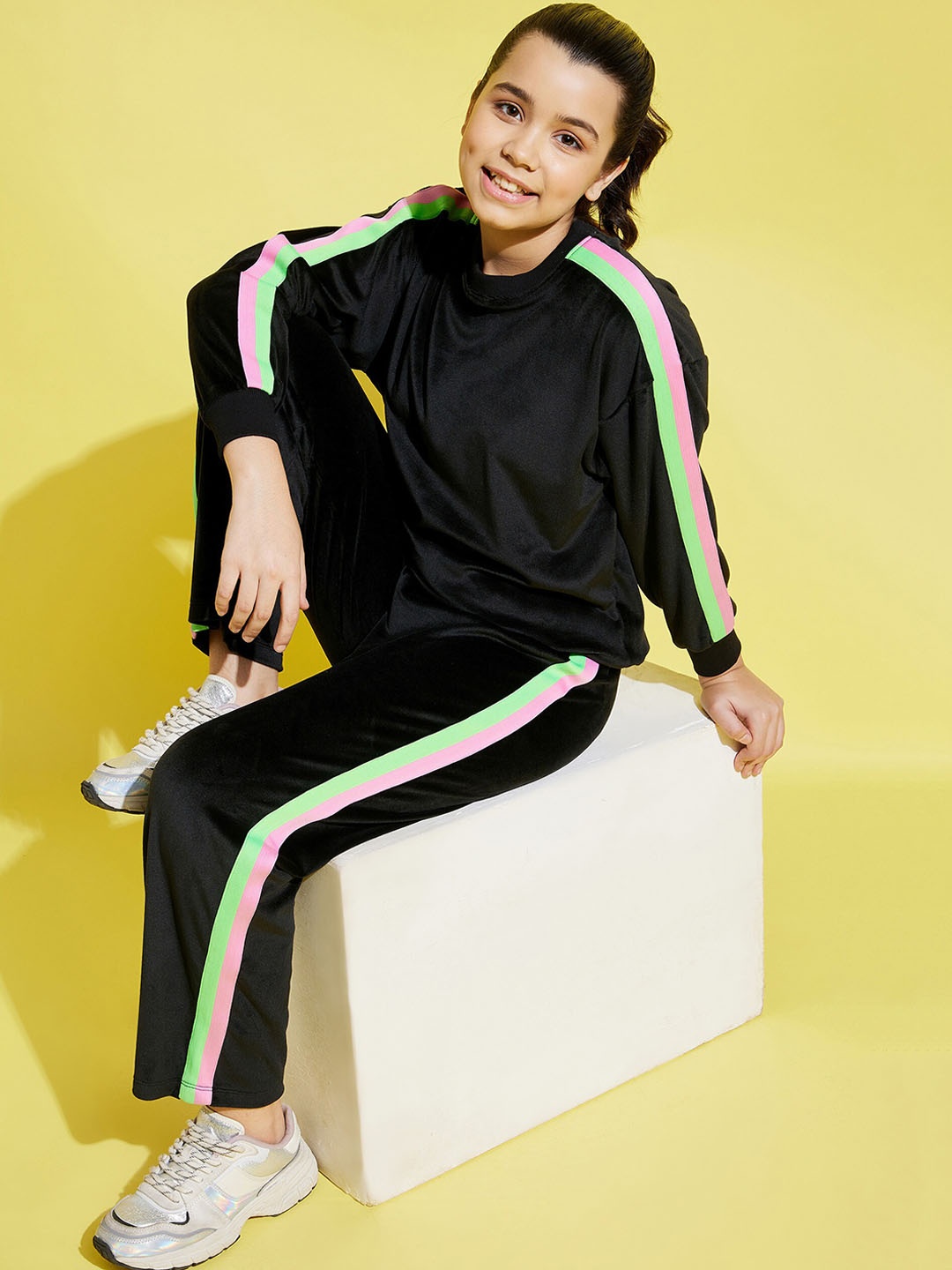 

Noh.Voh - SASSAFRAS Kids Girls Black Solid Track Pants