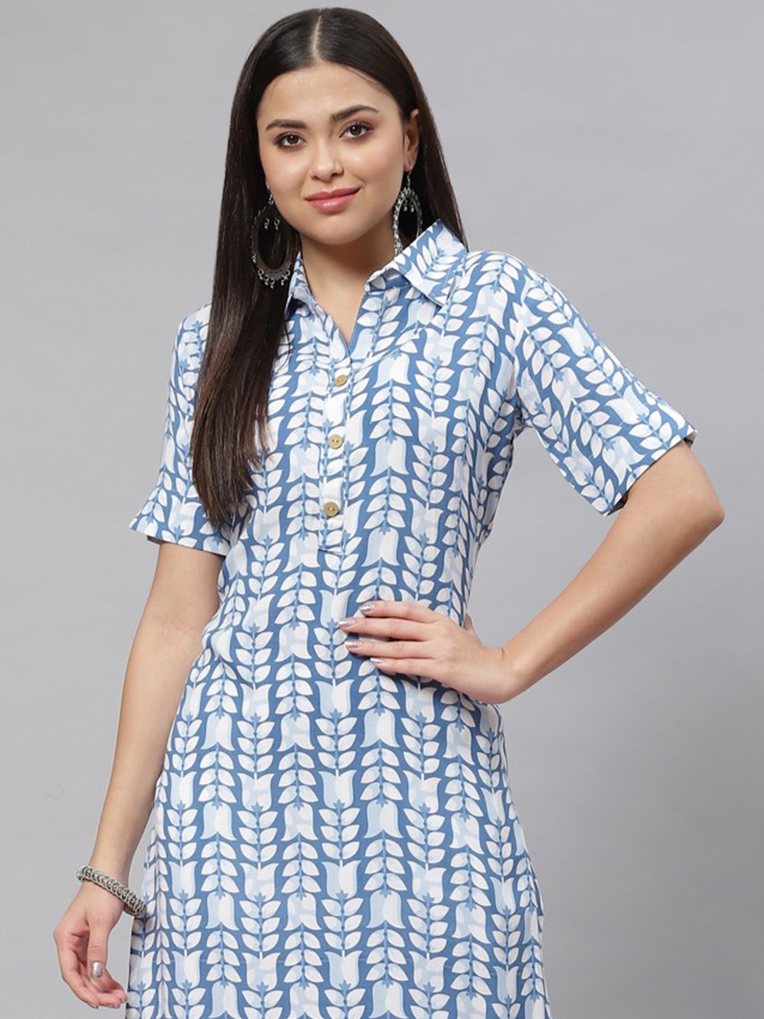 

mokshi Women Blue & White Floral Print Straight Kurta