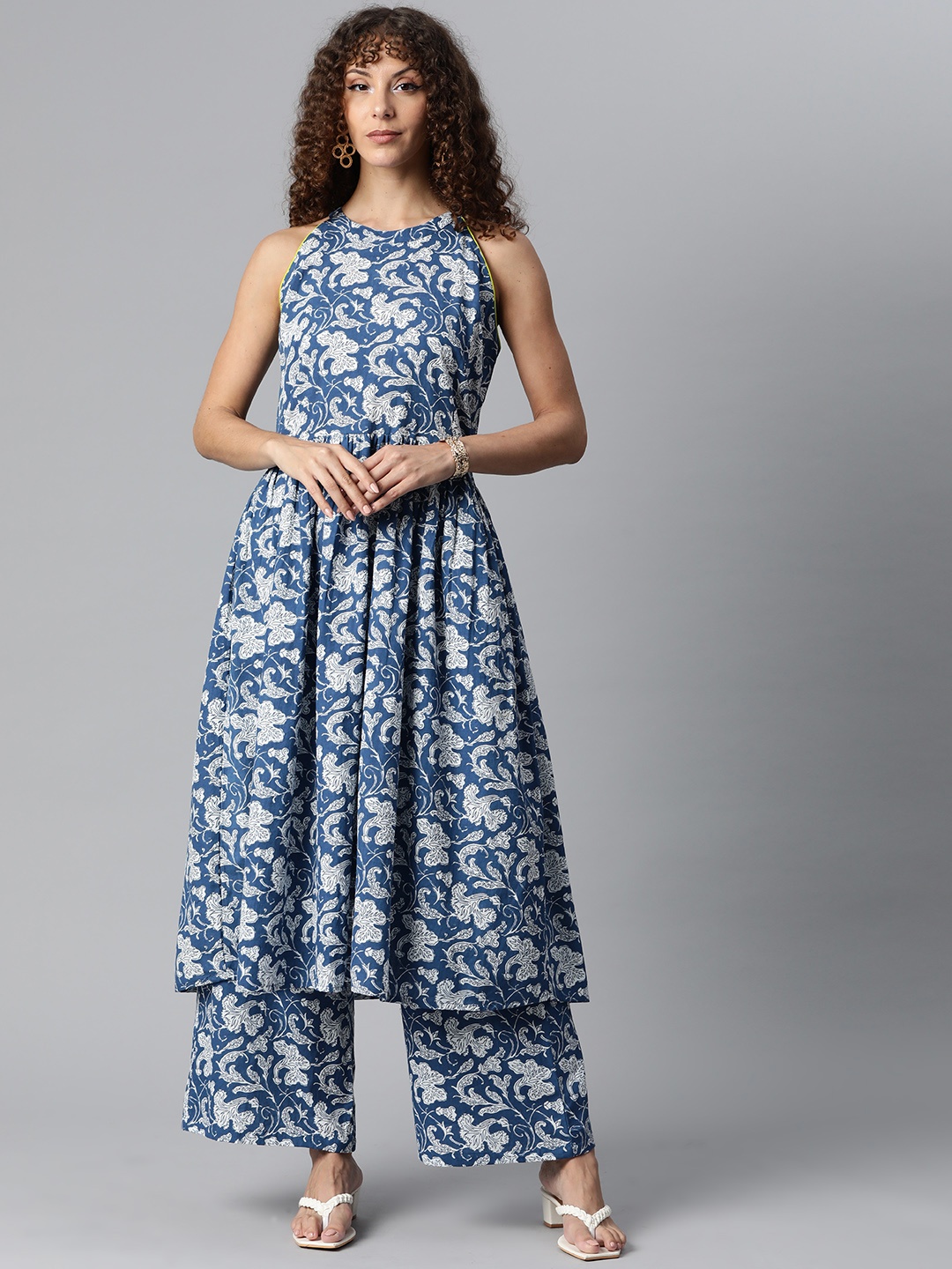 

mokshi Women Blue & White Floral Print Kurta Set