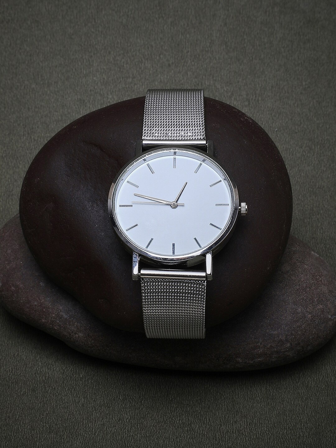 

HAUTE SAUCE by Campus Sutra Women White Dial & Silver Analogue Watch AW22_HSWC1064-Gold