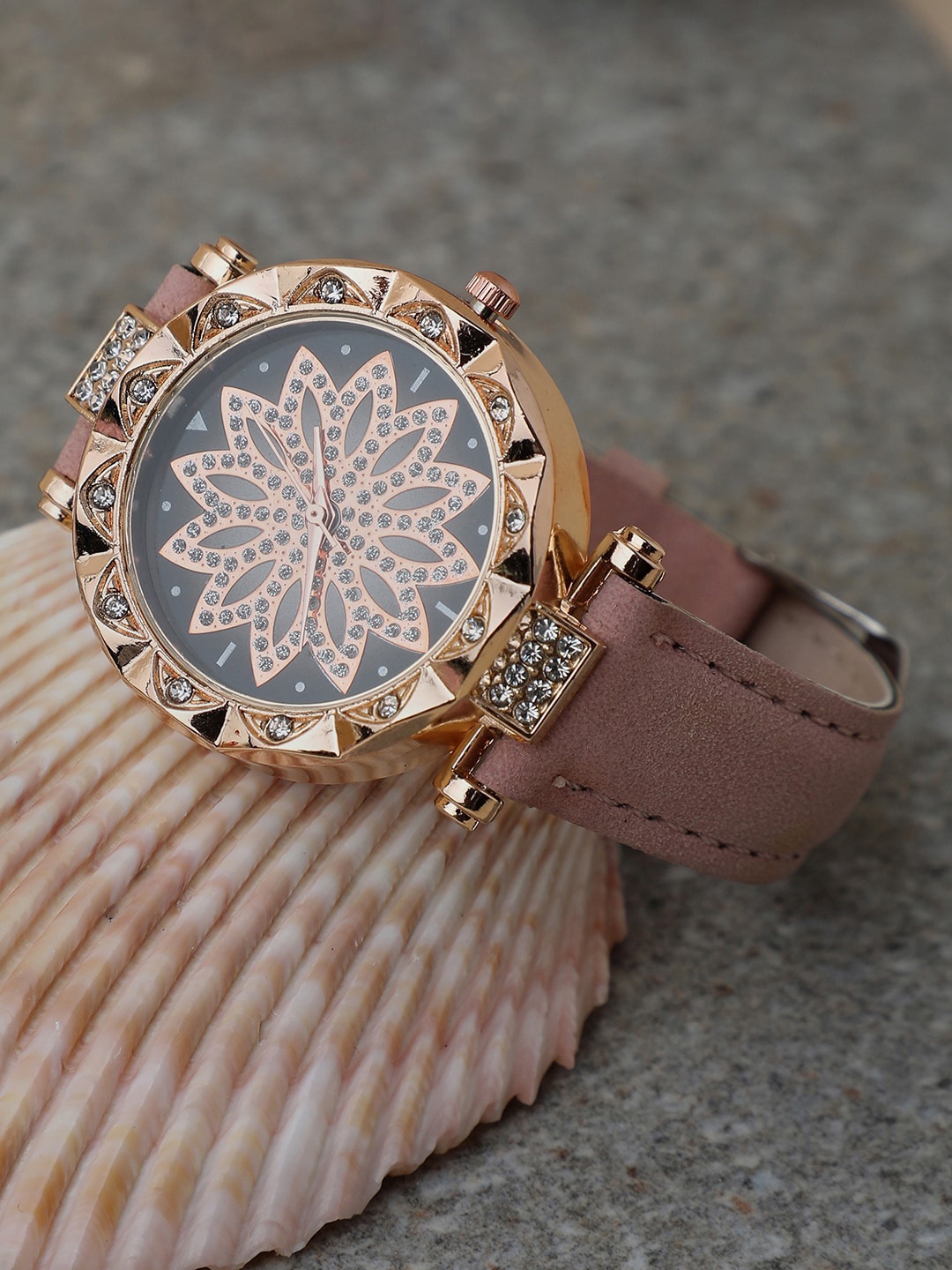 

HAUTE SAUCE by Campus Sutra Women Gold Dial & Pink Analogue and Watch AW22_HSWC1039-Pink