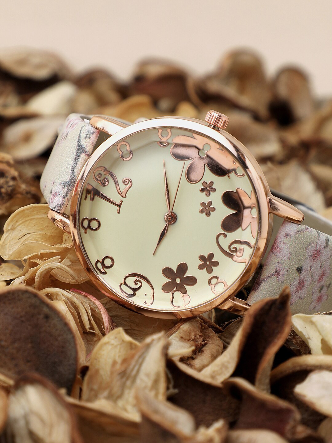 

HAUTE SAUCE by Campus Sutra Women Beige Analogue Watch AW22_HSWC1023-Beige