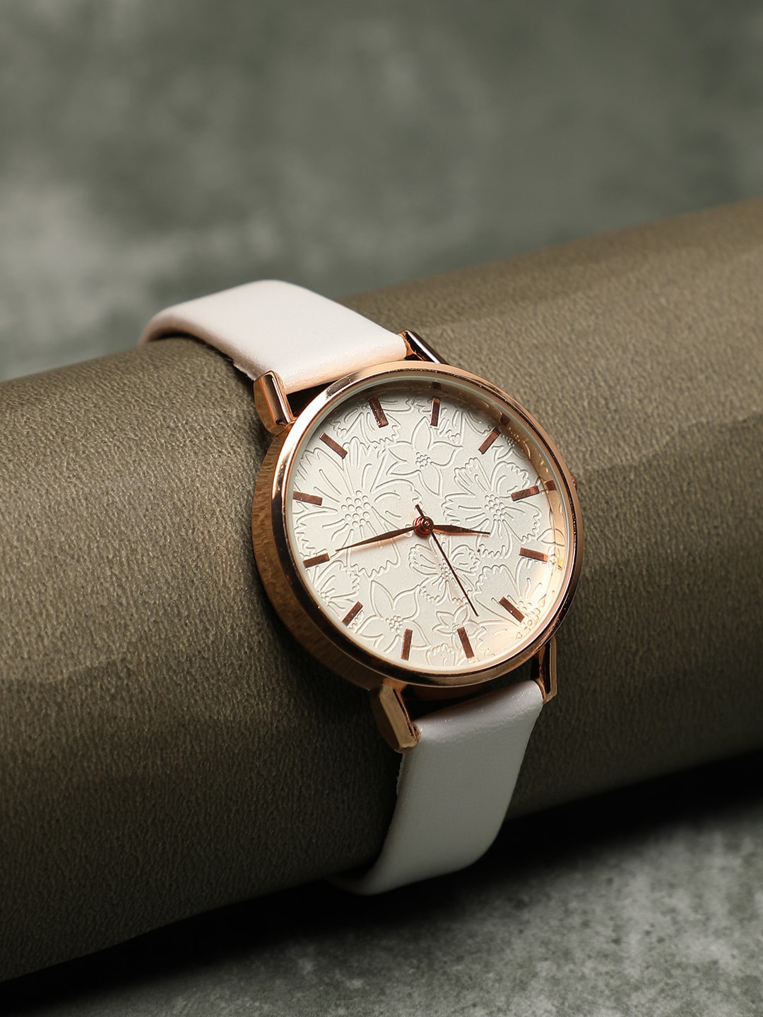 

HAUTE SAUCE by Campus Sutra Women White Analogue Watch AW22_HSWC1053-White