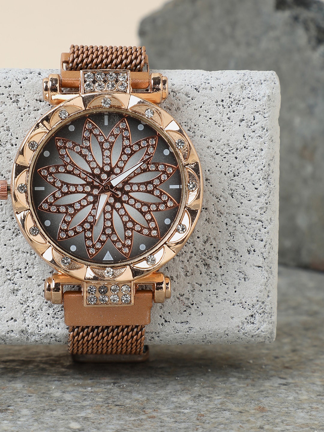 

HAUTE SAUCE by Campus Sutra Women Gold Watch AW22_HSWC1040-Gold