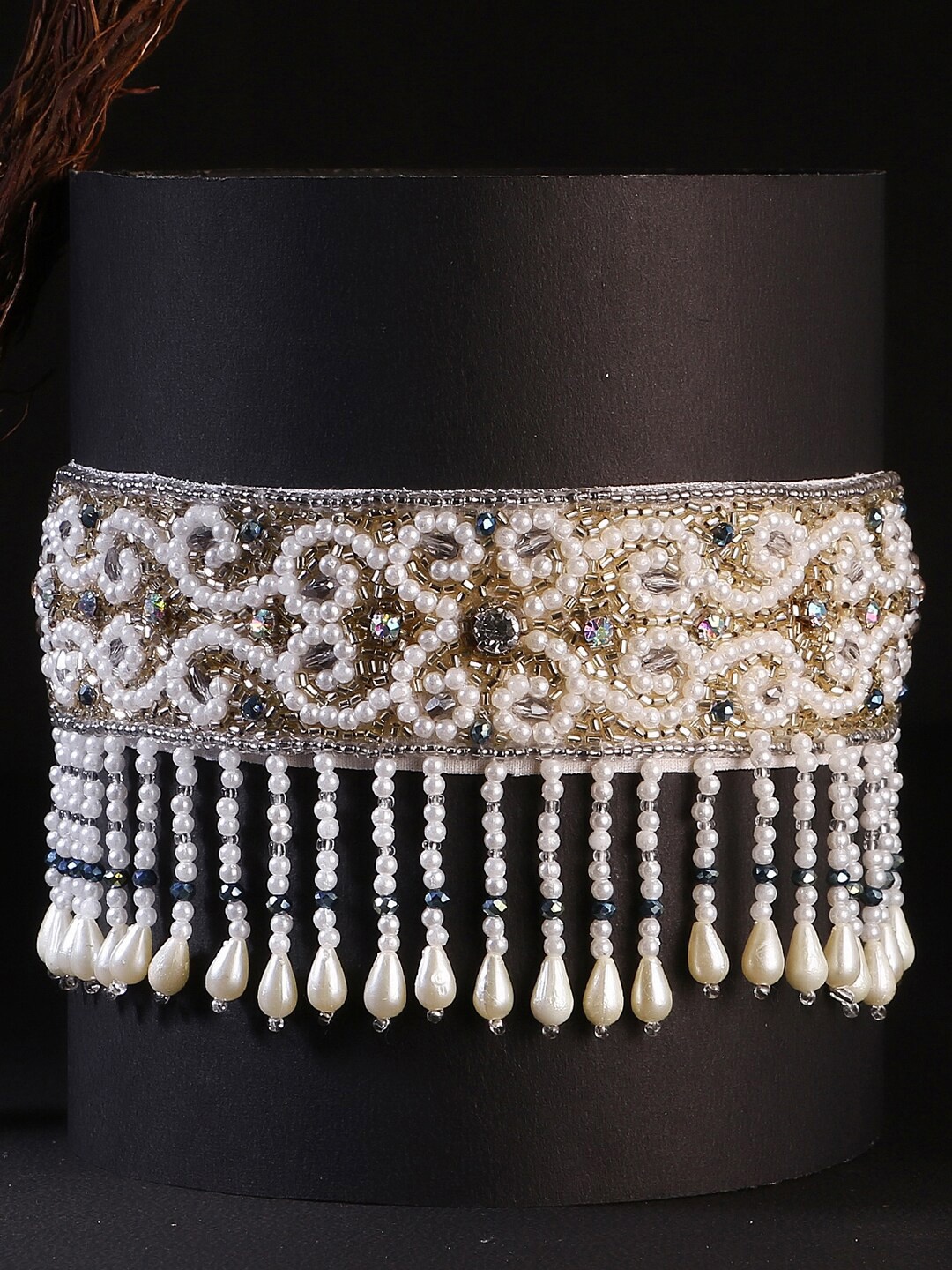 

Adwitiya Collection Women Cream-Coloured & Gold-Toned Choker Necklace