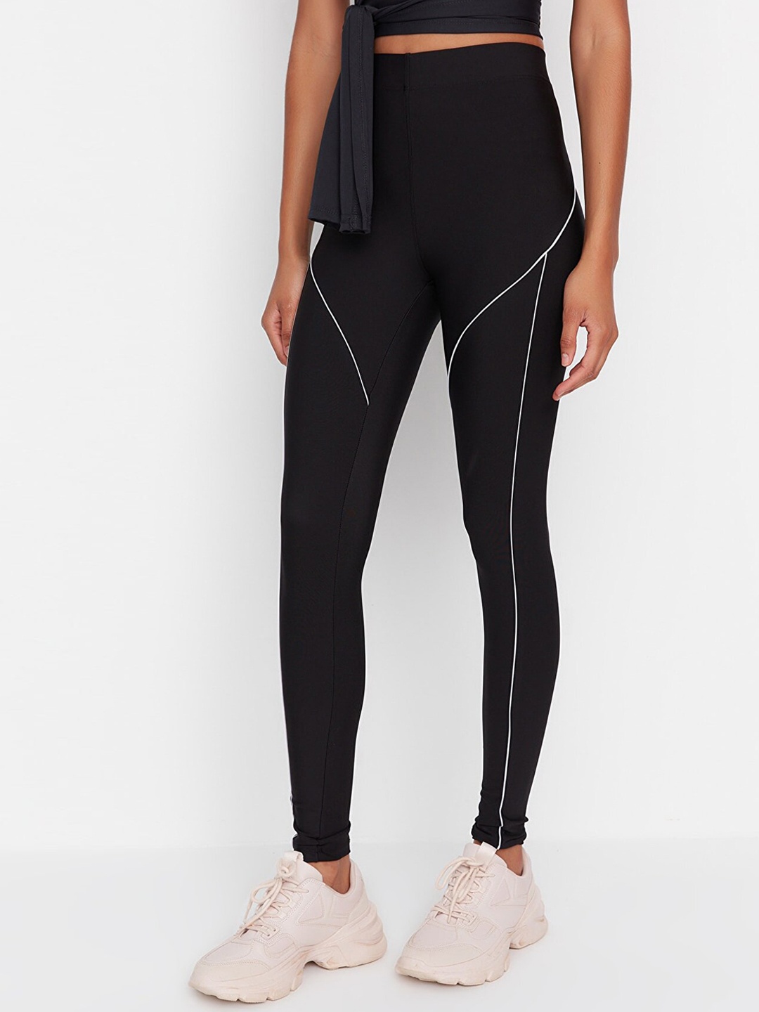 

Trendyol Women Black Solid Slim-Fit Ankle-Length Tight