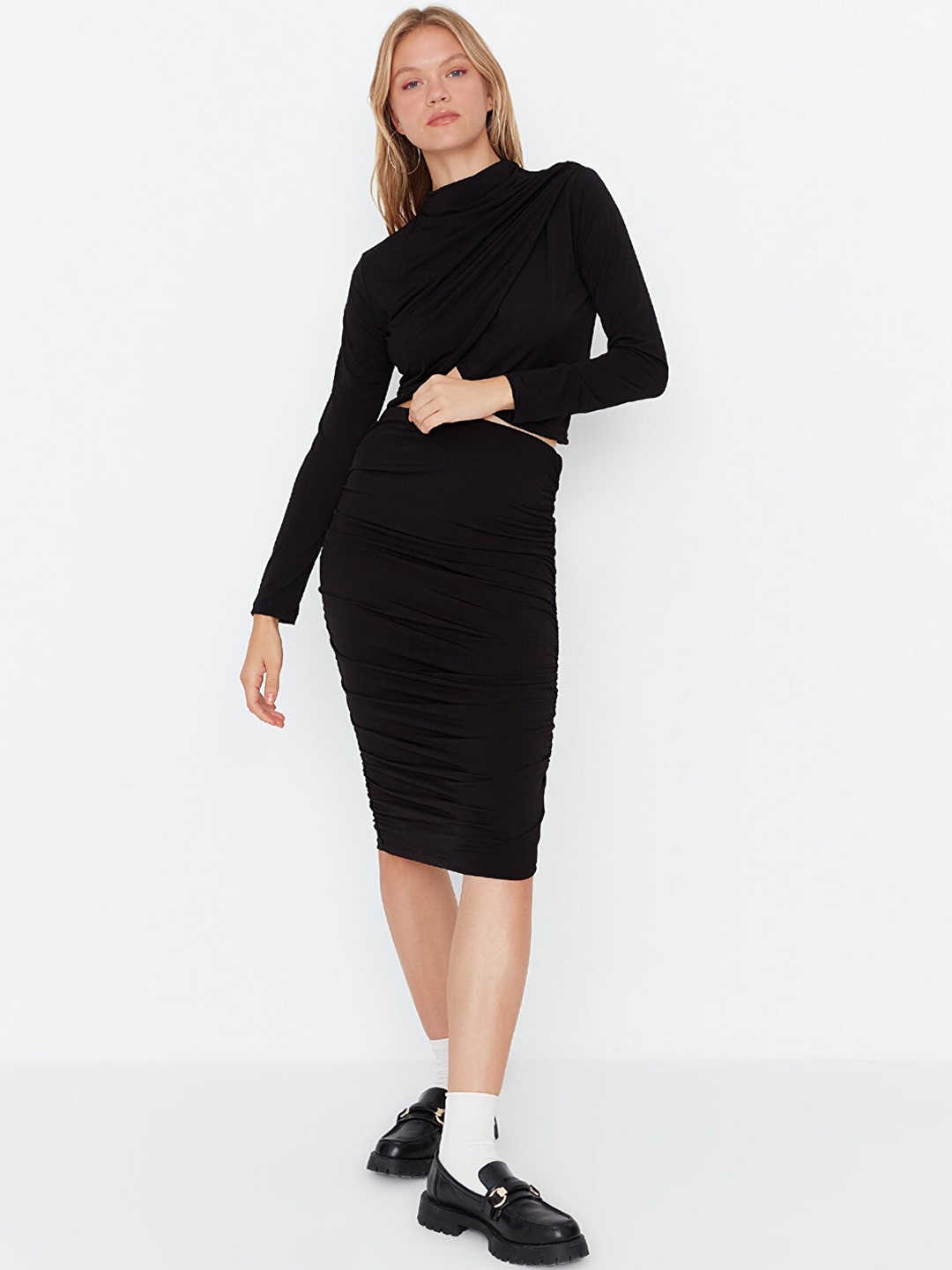 

Trendyol Women Black Solid Pencil Midi Skirt