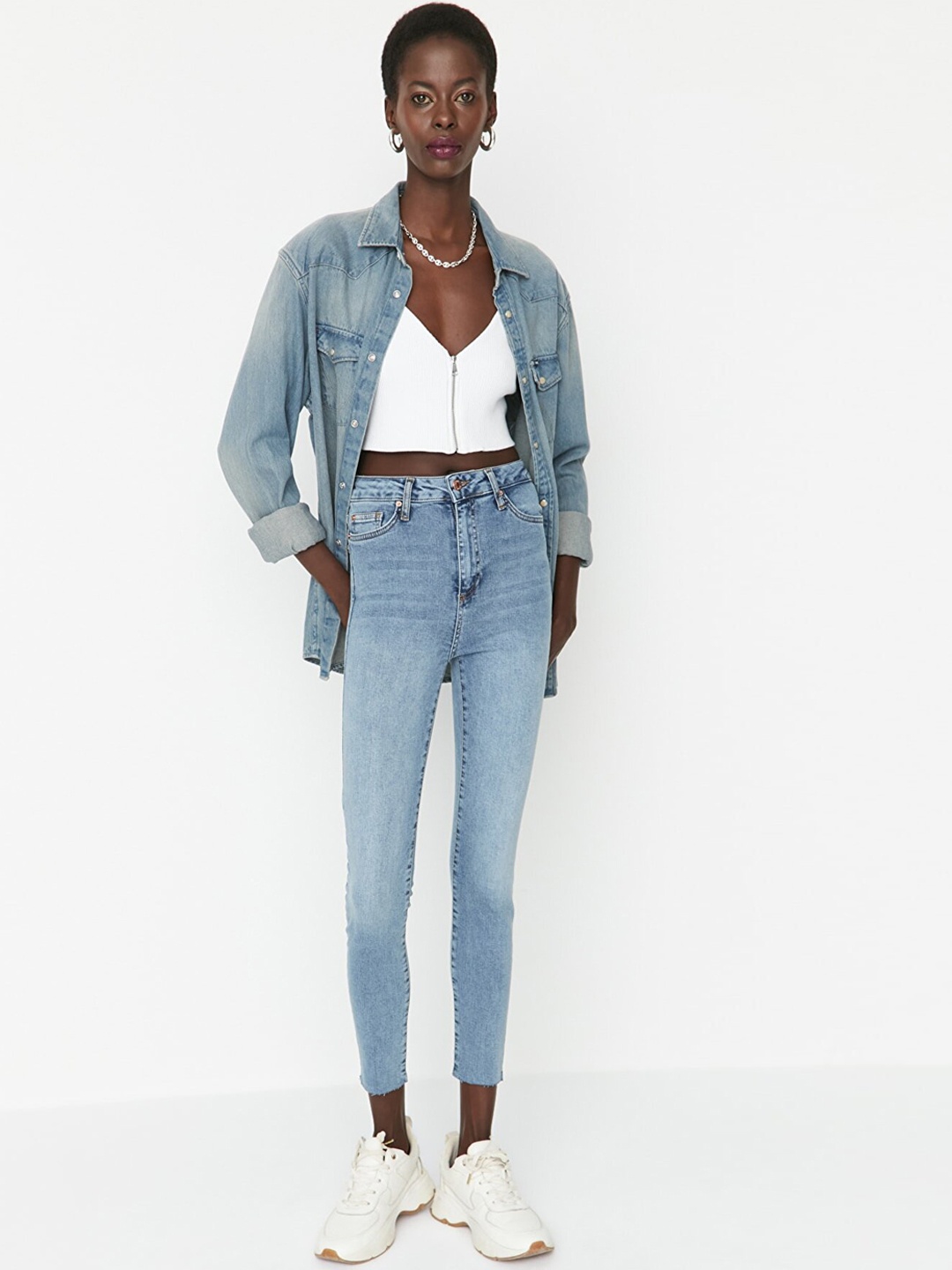 

Trendyol Women Blue Heavy Fade Pure Cotton Jeans