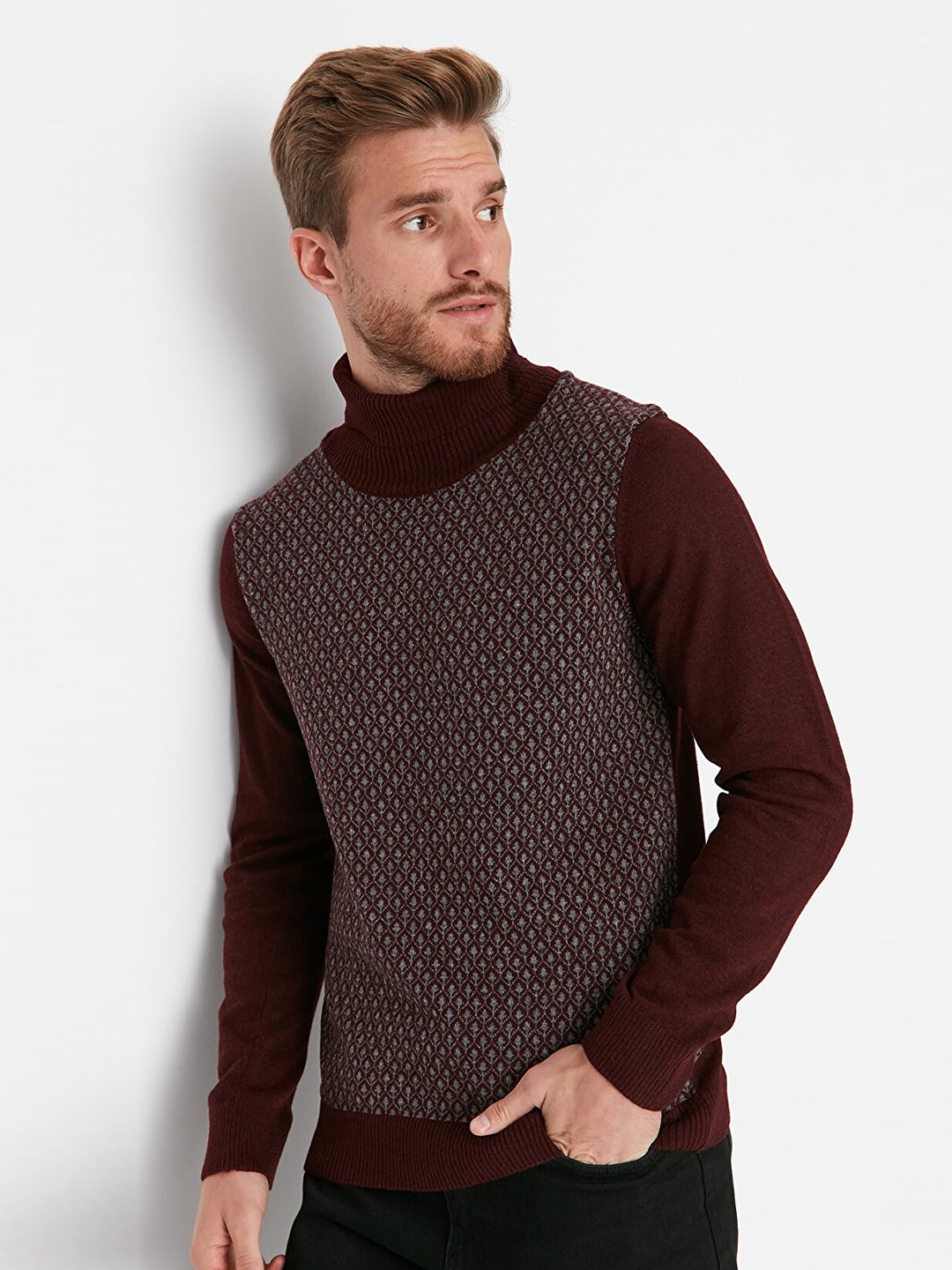 

Trendyol Men Self Design Pullover, Burgundy