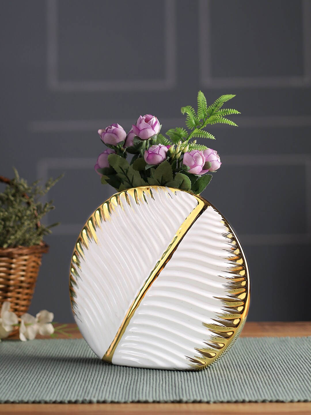 

TAYHAA White Solid Leaf-Shaped Vase