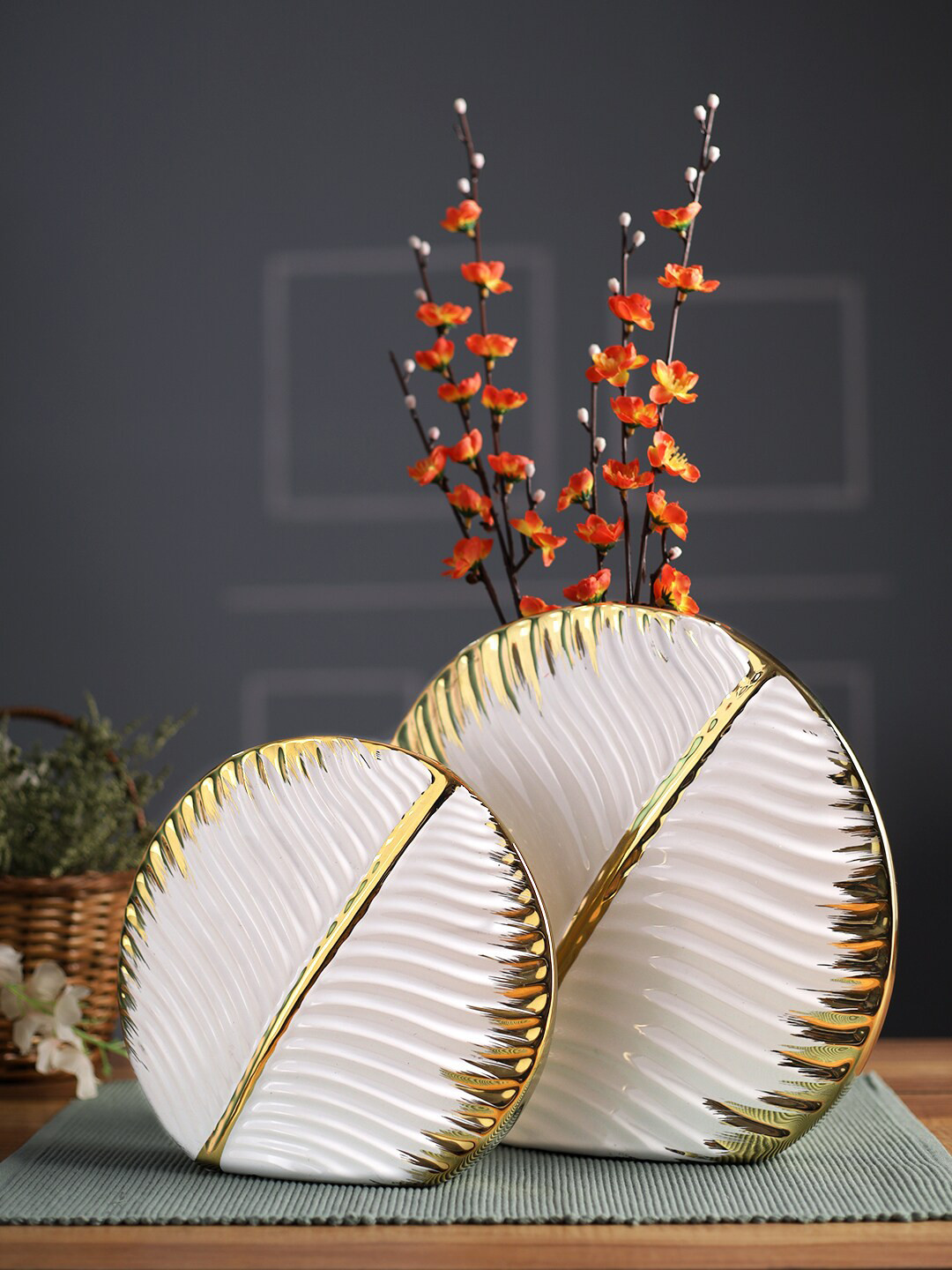

TAYHAA Set Of 2 White & Golden Leaf Shaped Ceramic Vases
