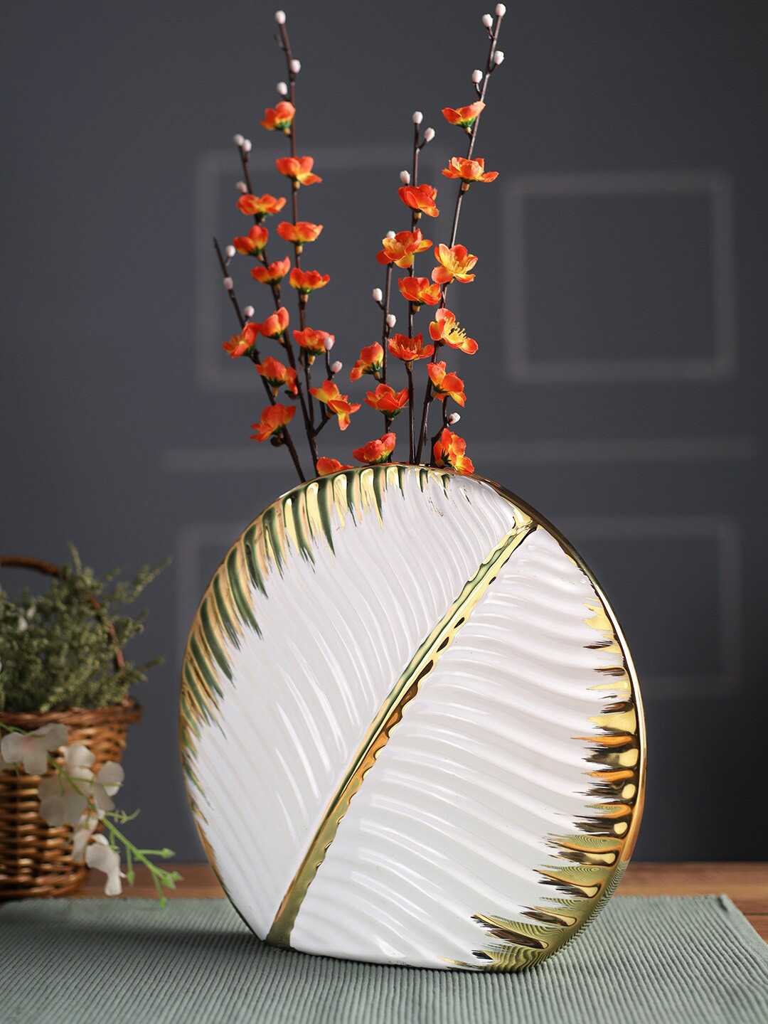 

TAYHAA White Leaf Shaped Ceramic Vases