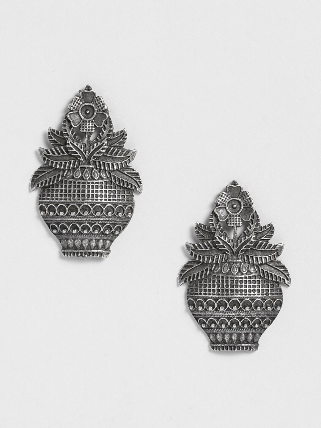 

EL REGALO Women Silver-Toned Contemporary Studs Earrings