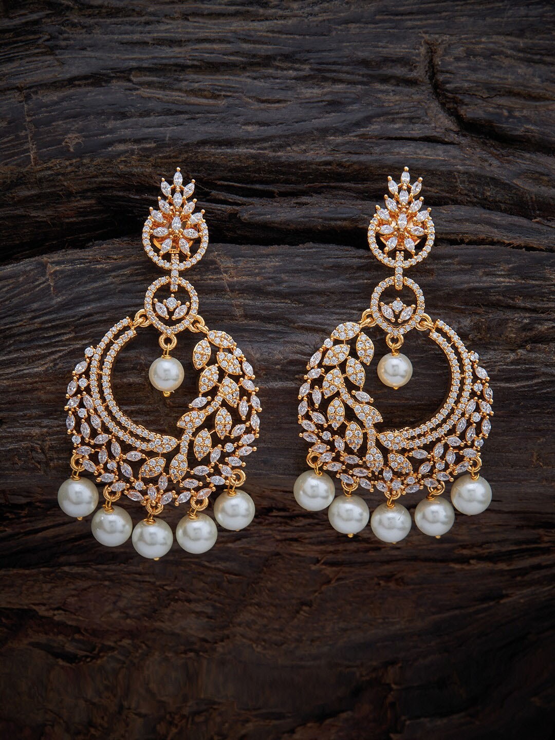 

Kushal's Fashion Jewellery White & Gold-Toned Gold Plated Contemporary Chandbalis Earrings
