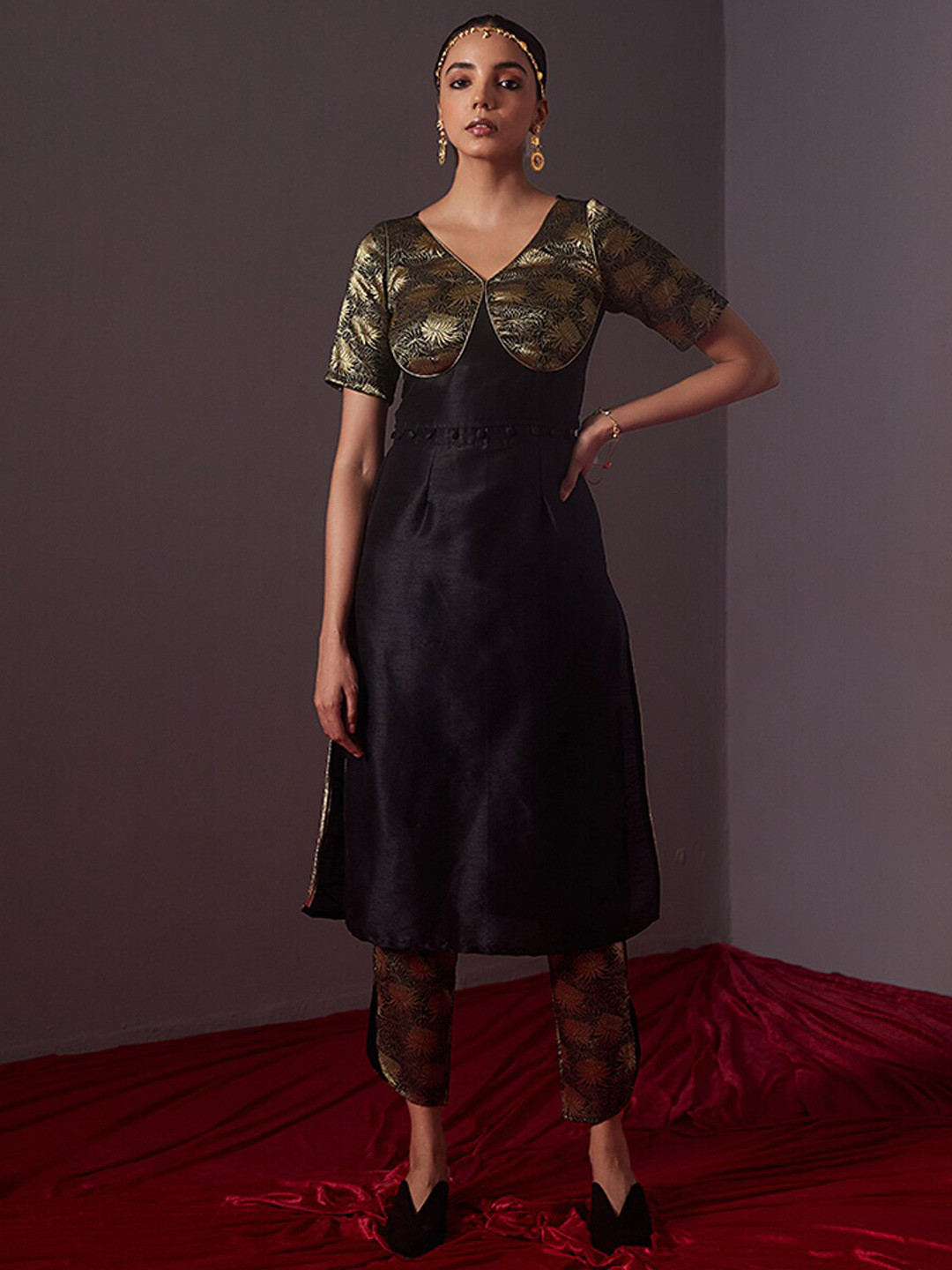

Abhishti Floral Yoke Design Kurta with Detachable Straight Zari Blouse, Black
