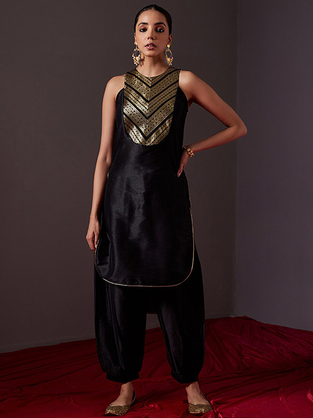 

Abhishti Yoke Design Zari Straight Curved Cotton Kurta, Black