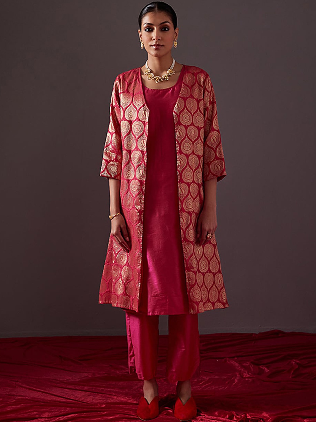 

Abhishti A-Line Kurta With Banarasi Zari Cotton Jacket, Pink