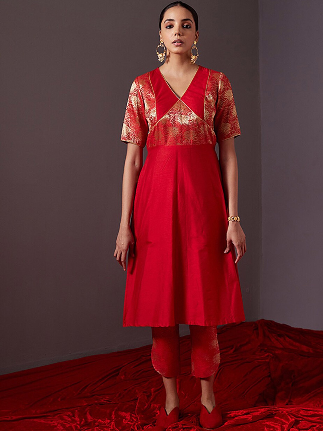 

Abhishti Banarasi Floral Yoke Design Zari Straight V-Neck Cotton Kurta, Red