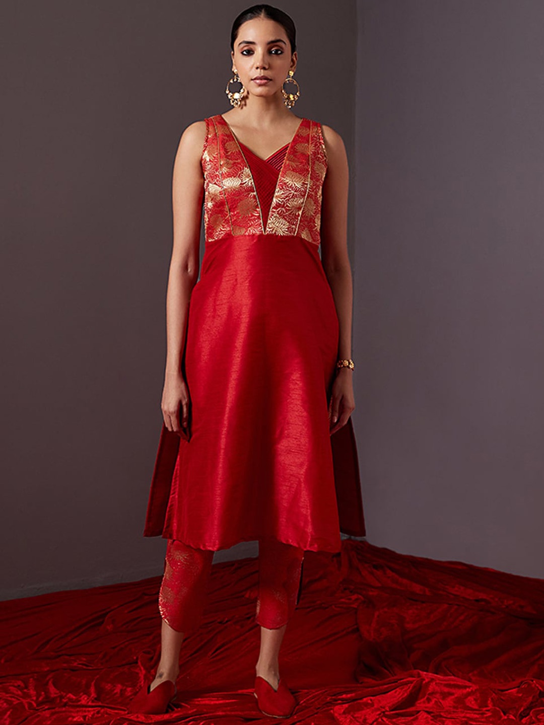 

Abhishti Floral Zari Pin Tucked Straight Regular Sleeveless V-Neck Kurta, Red