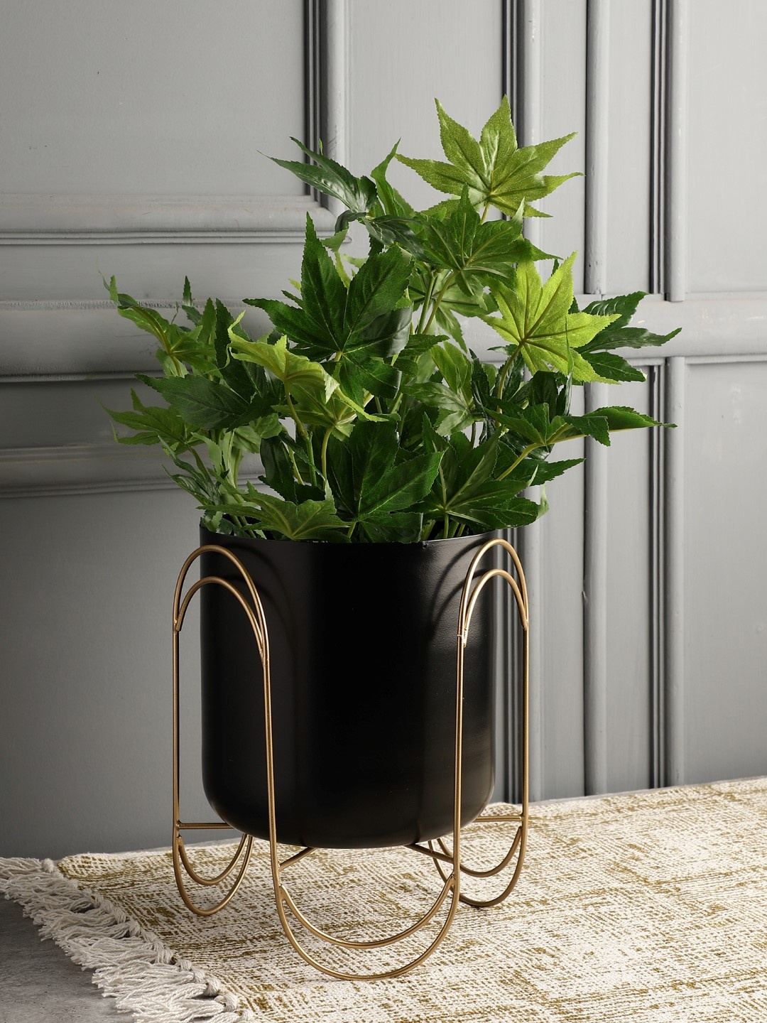 

OddCroft Black Solid Floor Planter With Stand