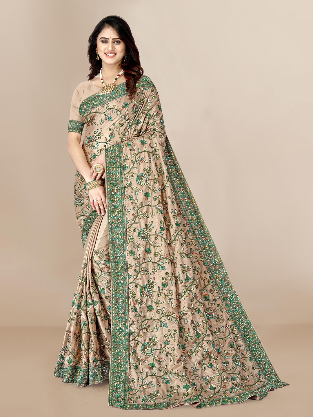 

VAIRAGEE Women Cream-Coloured & Green Floral Embroidered Silk Blend Saree