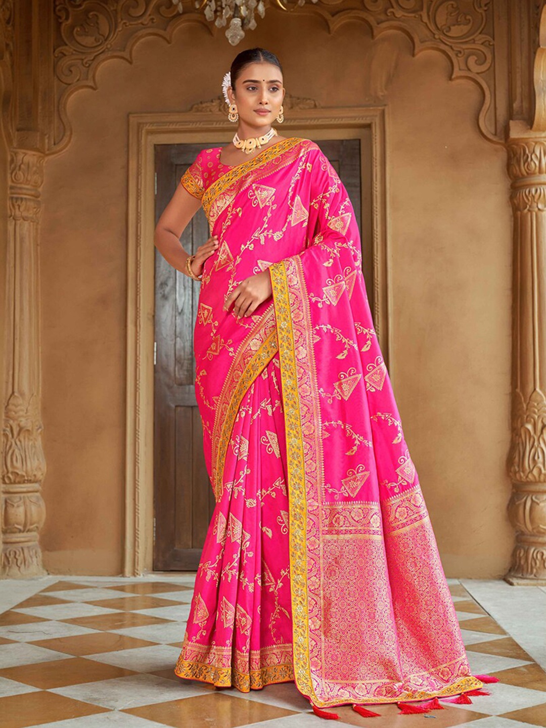 

MONJOLIKA FASHION Pink & Gold-Toned Ethnic Motifs Sequinned Banarasi Saree