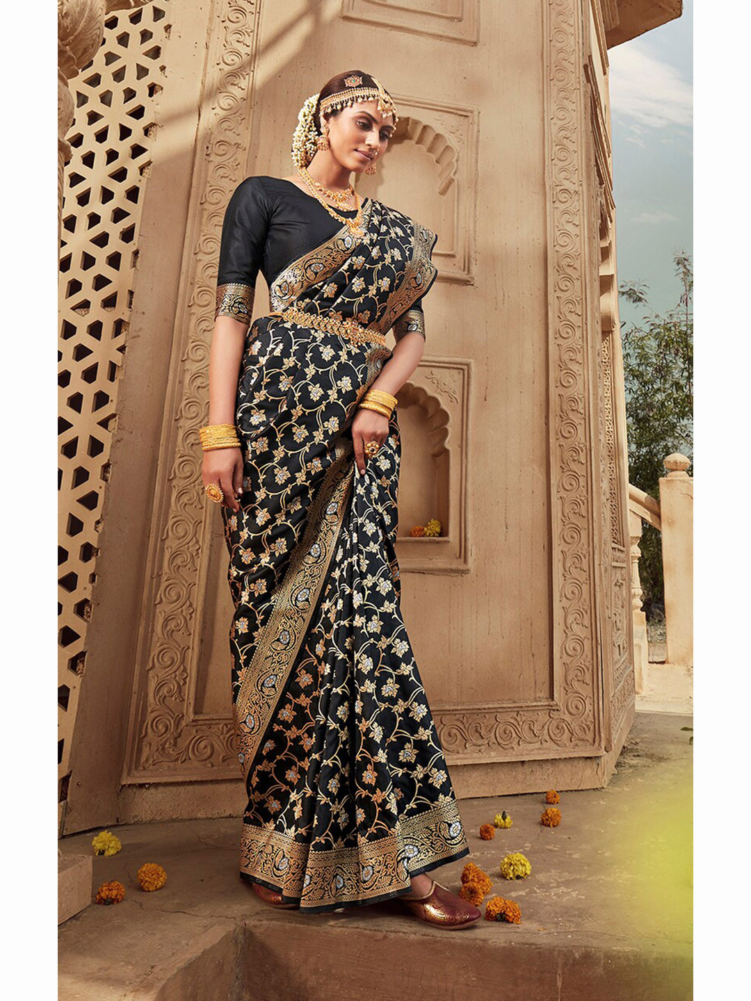 

MONJOLIKA FASHION Black & Gold-Toned Floral Zari Banarasi Saree