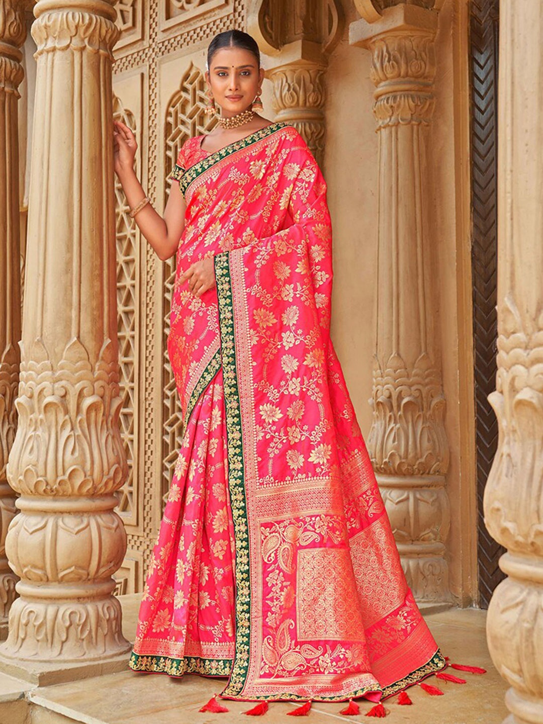 

MONJOLIKA FASHION Pink & Gold-Toned Ethnic Motifs Sequinned Banarasi Saree
