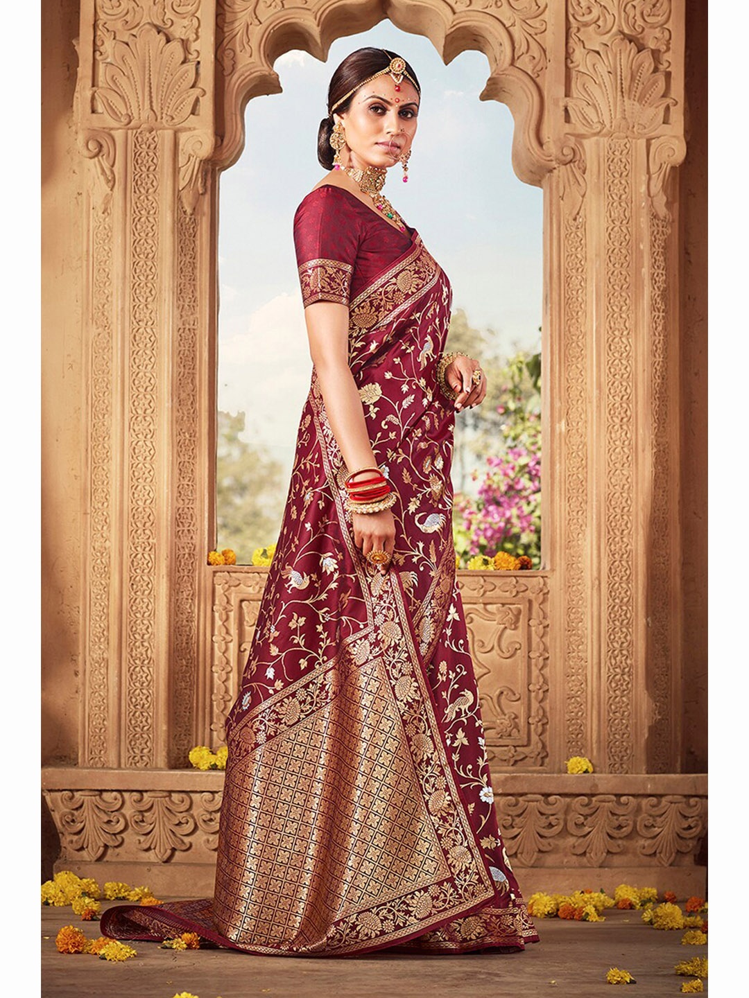 

MONJOLIKA FASHION Maroon & Gold-Toned Ethnic Motifs Zari Banarasi Saree