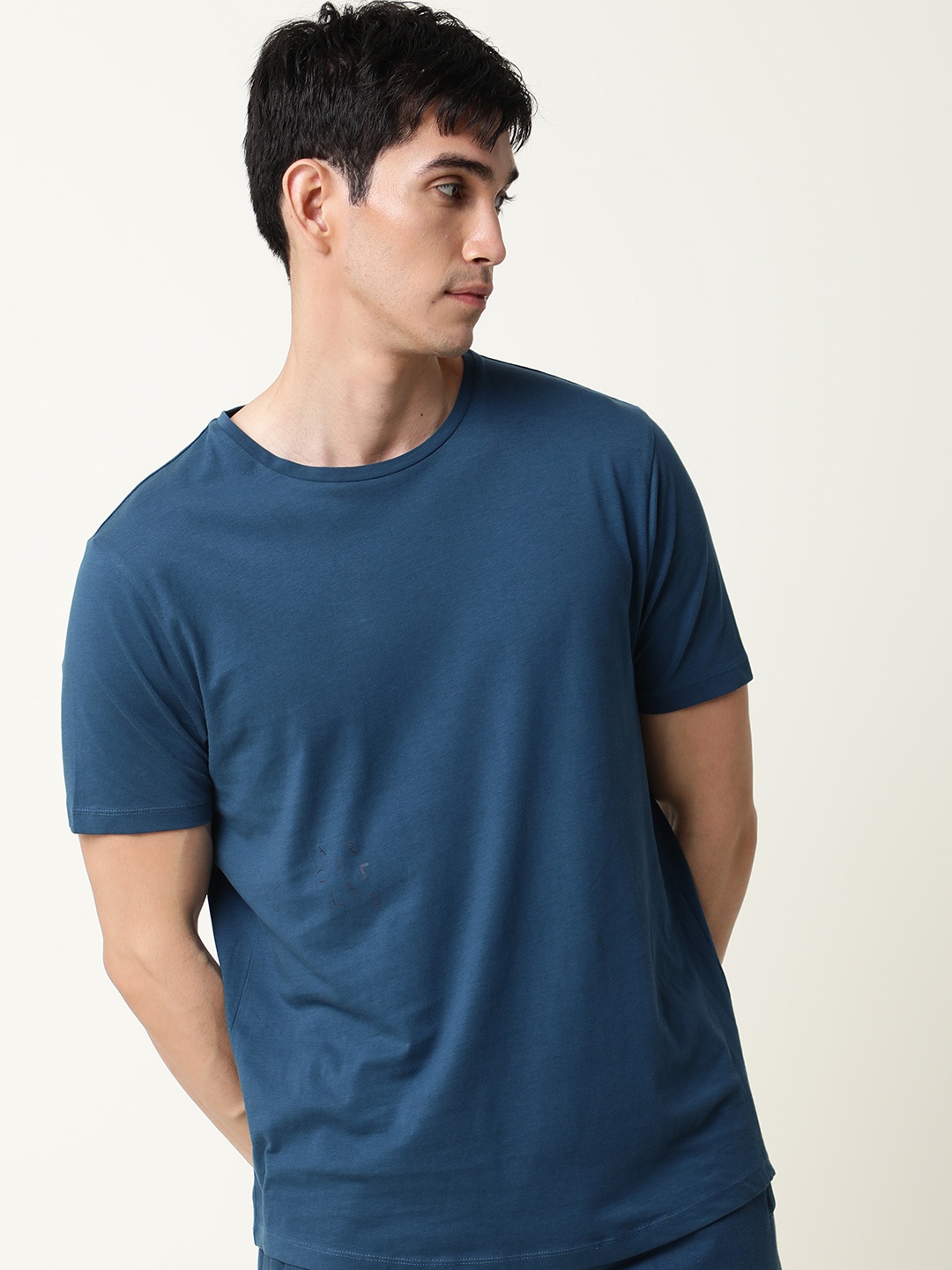 

ARTICALE Men Blue Solid Slim Fit Cotton T-shirt