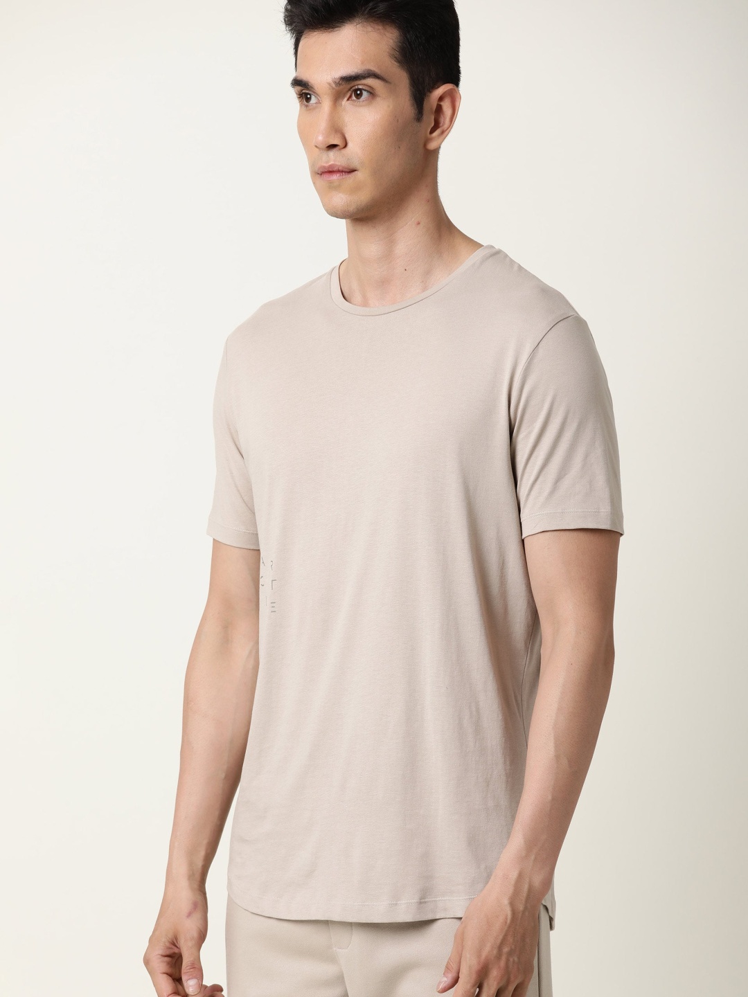 

ARTICALE Men Beige Solid Slim Fit Cotton T-shirt