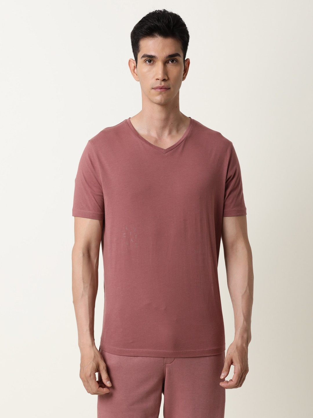 

ARTICALE Men Mauve Solid V-Neck Slim Fit Cotton T-shirt