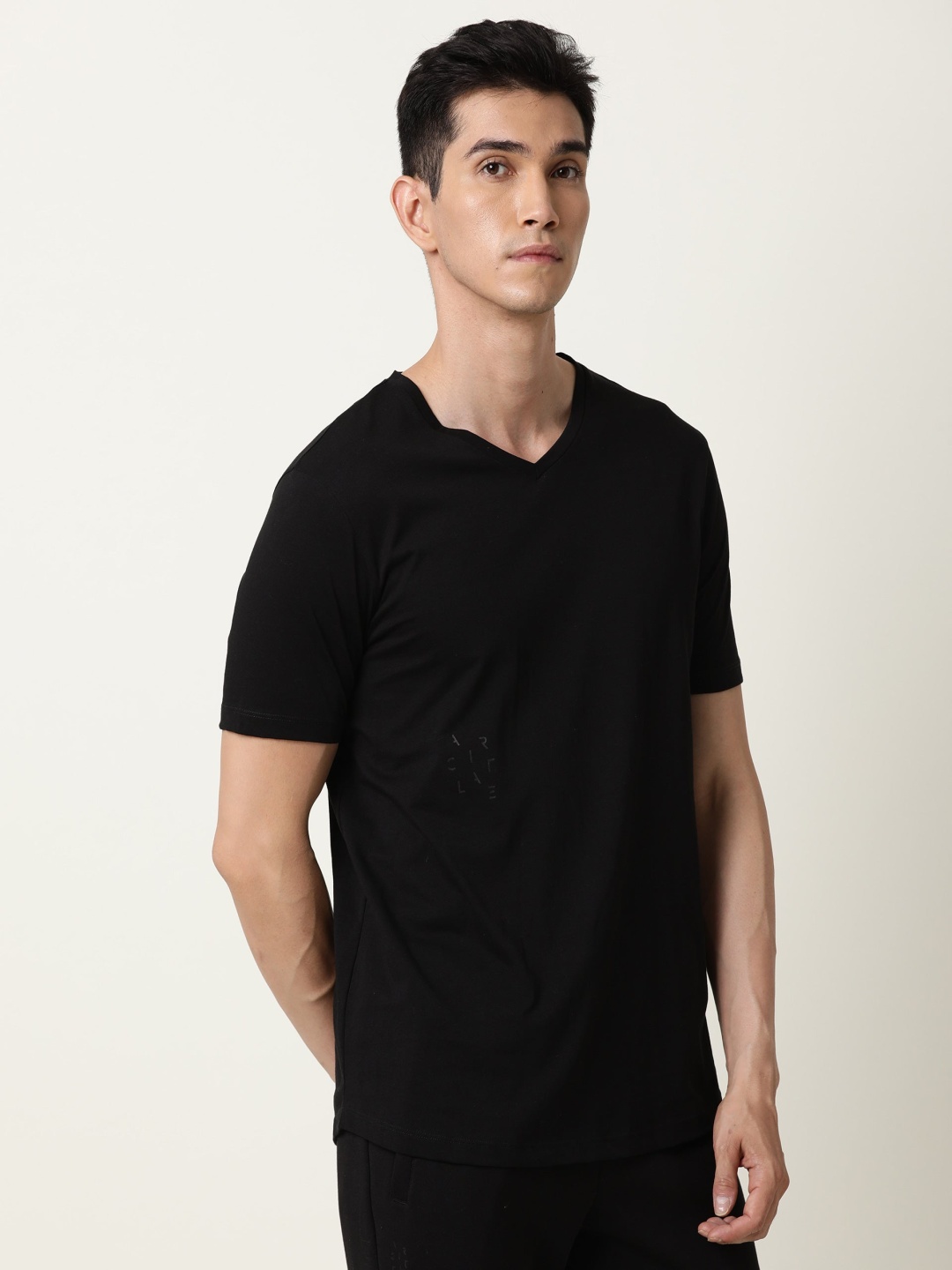 

ARTICALE Men Black Solid V-Neck Slim Fit Cotton T-shirt