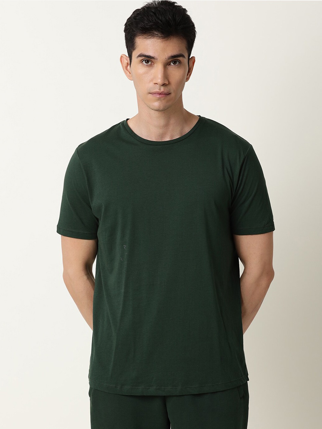 

ARTICALE Men Green Solid Slim Fit Cotton T-shirt