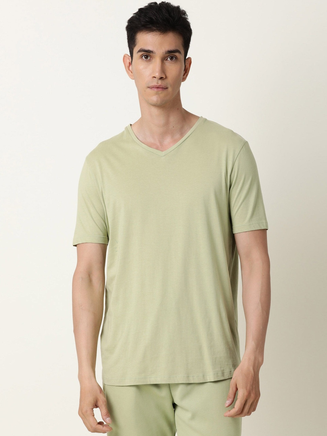 

ARTICALE Men Green Solid V-Neck Slim Fit Cotton T-shirt