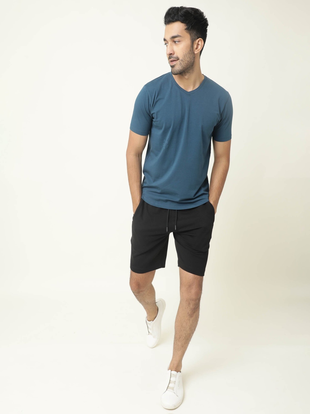 

ARTICALE Men Blue Solid V-Neck Slim Fit Cotton T-shirt