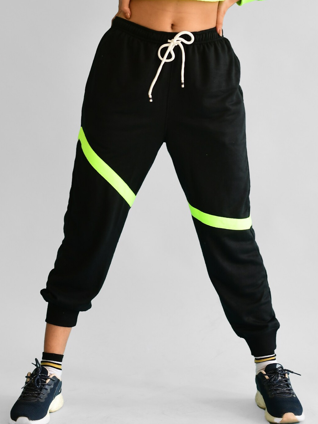 

Athlizur Women Black & Green Solid Pure Cotton Joggers