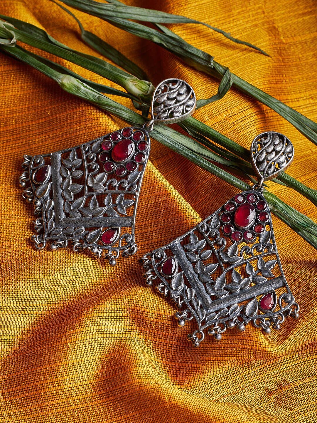

ZeroKaata Silver-Toned Contemporary Drop Earrings