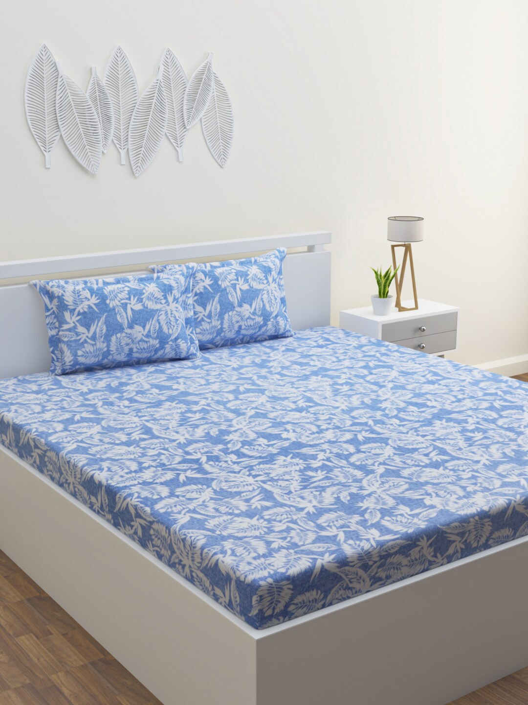 

HOME AFFAIRS Blue & White Floral 144 TC Queen Bedsheet with 2 Pillow Covers