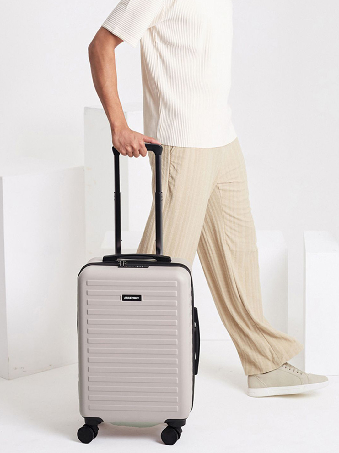 

Assembly Textured 360 Degree Rotation Hard Cabin-Sized Trolley Bag 40L, Pink