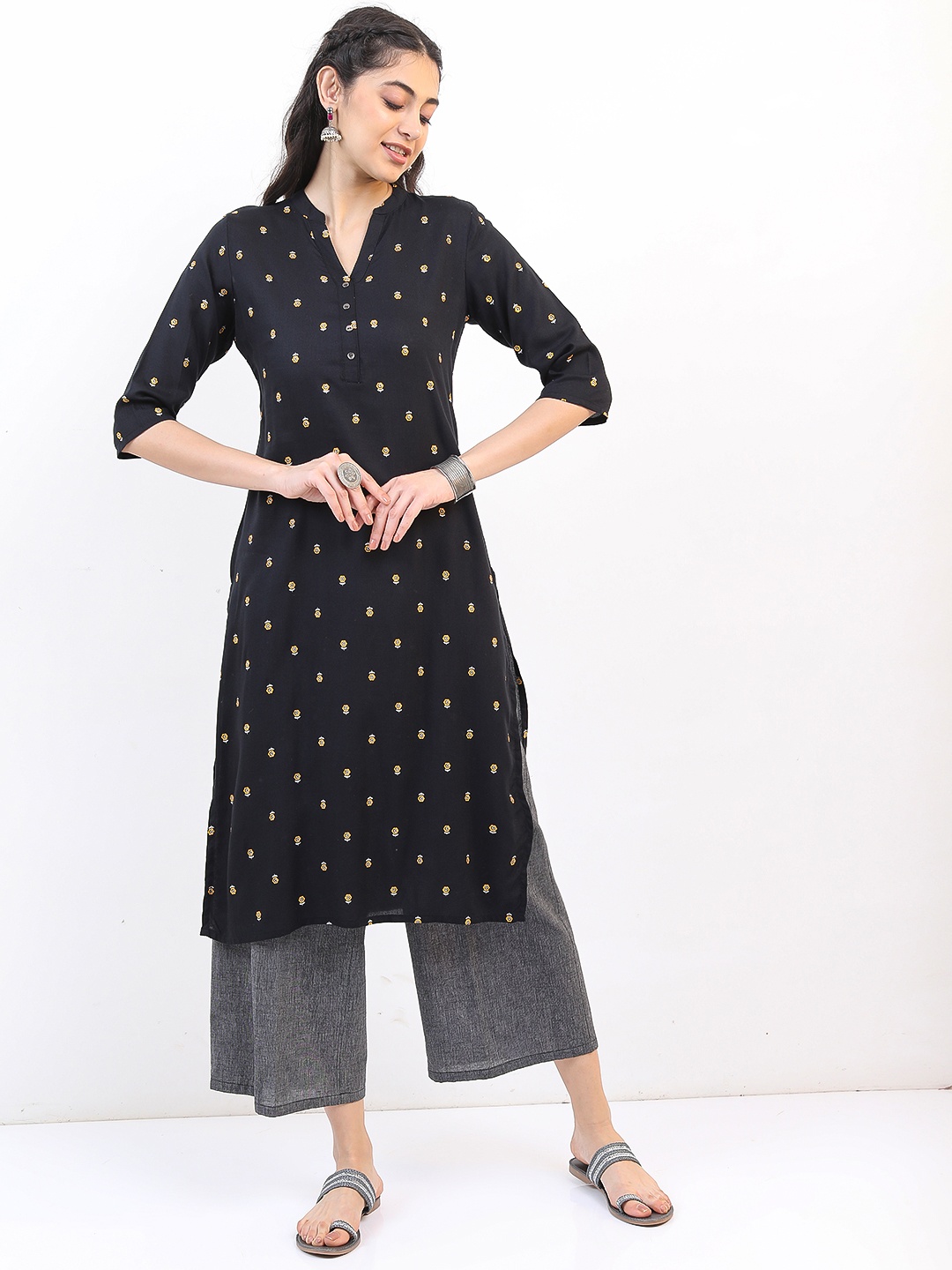 

Vishudh Women Black & Gold-Toned Floral Printed Kurta