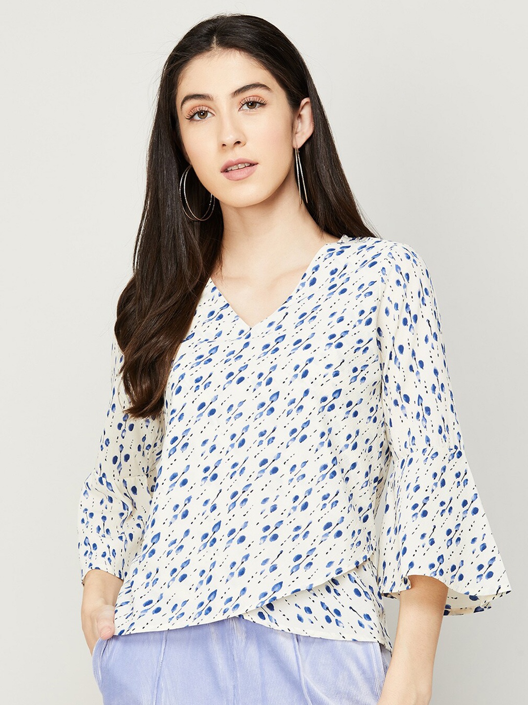 

Fame Forever by Lifestyle Women Off White & Blue Floral Printed V-Neck Top